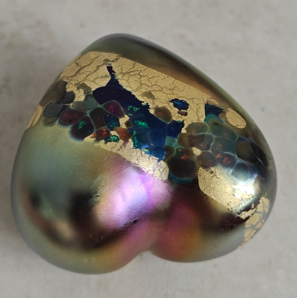 Signed Robert Held Iridescent Heart-Shaped Art Glass Sculpture/ Paperweight - Picture 5 of 14